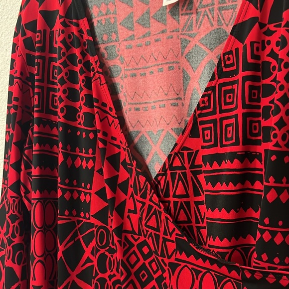 Mid-arm red and black blouse - Picture 4 of 5